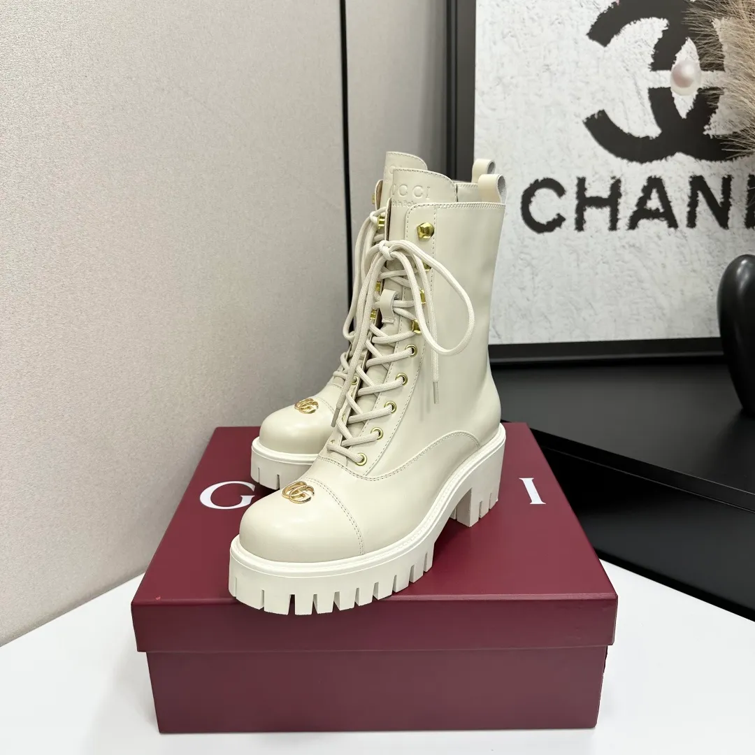👟👟Ex-factory price 840👟👟 Highest version 2025 Gucci autumn and winter latest GUCCI mid-heel grooved thick-soled horsebit ankle Chelsea boots 🆙Purchase level high-end boutique goods🆙 This short boots is ingenious and combines the fashionable elements of boots and moccasins, with lightweight foam rubber groove soles , archive patterns continue to shine in Gucci’s new series, and the classic horsebit-shaped accessories highlight the brand’s equestrian heritage. It doubles the charm of the entire design and injects exquisite sophistication into daily shoes 😘 Fabric: Imported calfskin + embossed craftsmanship Inner/foot pads: Shuiqi cowhide Outsole: 1:1 mold rubber foam high toughness 4.5 cm thick sole Absolutely not heavy or rigid, nor will it collapse All materials and processes are consistent with the Y version Size: 35-42 standard code 404142 customized Heel height: 4.5CM Forefoot 2.5 cm Packaging: High-end packaging at the counter